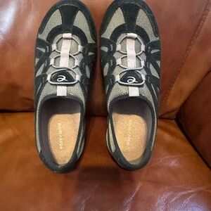 Easy spirit slip on sneakers